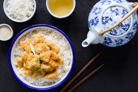 鸡肉配米饭芝麻籽和绿茶。中餐