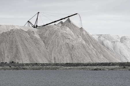 盐矿的形式, 一个小山与输送岩石。前景是一个人工池塘