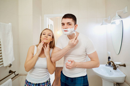 夫妇在早晨在洗手间做个人卫生图片