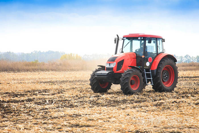 现代红色拖拉机田间作业