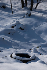 越野汽车轮胎留在雪地里