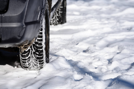 越野汽车轮胎卡在雪地里照片