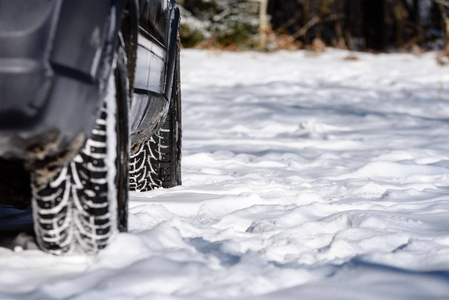 越野汽车轮胎卡在雪地里