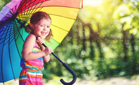 快乐的孩子女孩笑和玩在夏季雨与 umbr