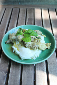 泰国面条配鸡肉咖喱 Kanom 巴吉安萨罗雅德 在一个绿色的盘子里