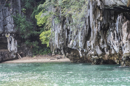 泰国攀雅湾岛上的小海滩和岩石构造