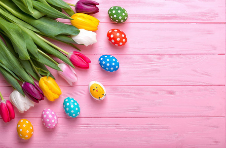 复活节彩蛋与五颜六色的郁金香在木背景, 复活节假日概念