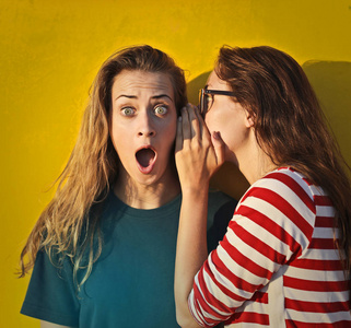 女孩在朋友耳边说话照片