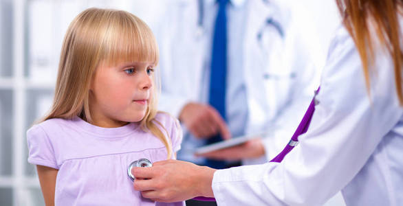 女医生检查孩子的听诊器在手术