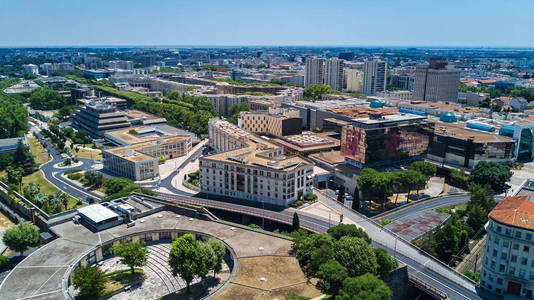 位于法国南部的蒙彼利埃城市天际线鸟瞰图