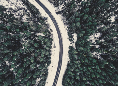 在冬季的树林之间的道路无人机摄影老式 lo