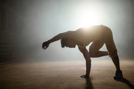 要清除地面特写照片的舞者要做地板摇摆在地面上照片