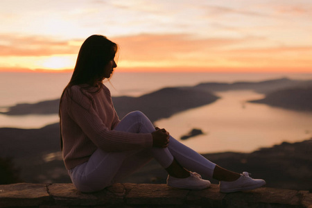 女人在日落时梦见山景。单独