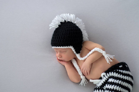 刚出生的男婴戴着一只莫霍克豆