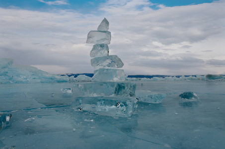 俄罗斯。贝加尔湖透明冰的独特美