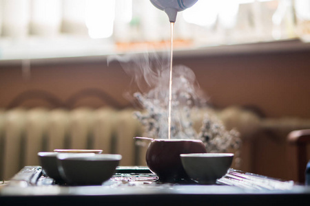 在中国传统茶道中, 从茶壶中倒入普洱茶。饮茶设备系列