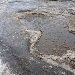 在冬季, 由于冻融循环造成的路面破损, 沥青路面受损.可怜的路照片