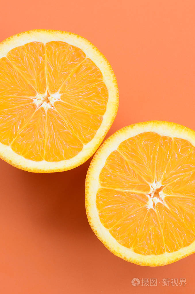 在橙色的背景下, 一些橙色水果片的顶部视图.饱和柑橘纹理图像