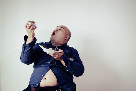 胖子吃饭, 身材超重的人觉得饿了, 吃薯条, 蛋糕, 绿茶刨冰坐在 armchai 上, 用修剪路径隔离在白色背景上。