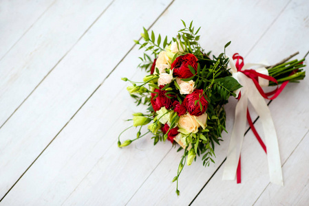 红玫瑰新娘花束, 红色缎带