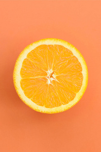 在橙色的背景下, 一个橙色水果片的顶部视图。饱和柑橘纹理图像