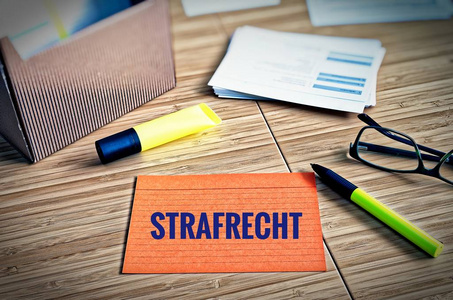 带眼镜钢笔和竹子法律问题的索引卡英国刑法中的德国词 Strafrecht