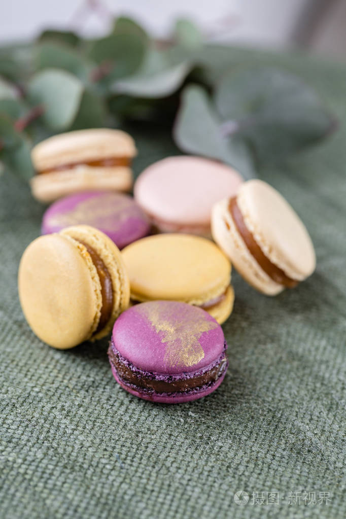 马卡龙是法式甜点, 配茶或咖啡.墙纸, 垂直照片