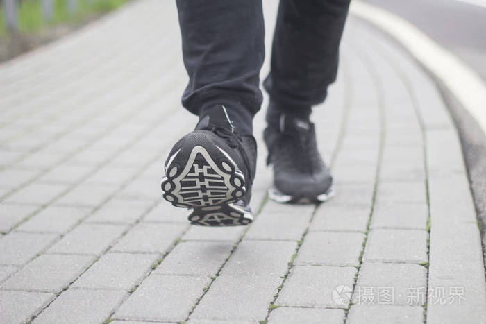 冬天人们在人行道上行走的脚步