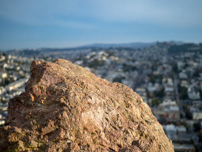 岩石在公园的顶部与城市背景