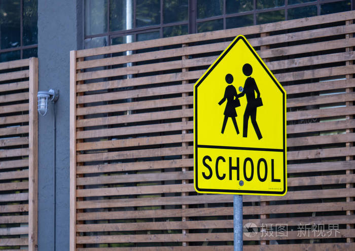 张贴在街道上的学校区域警告标志