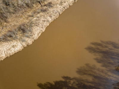 无人机图像。春天森林河的鸟瞰图。高亚河, Latvi