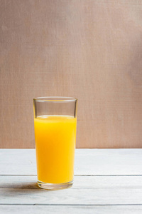在白色木质背景上切片橙汁和果汁饮料。健康概念与 Copyspace
