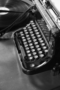 老打字机和卷与影片