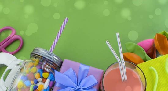 横幅节日组合礼品盒与球糖果鸡尾酒材料