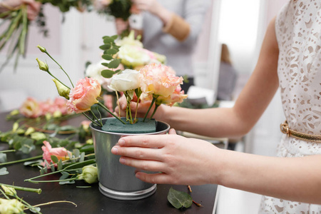 学习插花, 用自己的双手制作美丽的花束照片