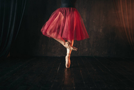 在芭蕾课上, 在点鞋和红色服装舞蹈中, 优雅美丽的芭蕾舞演员的裁剪视图