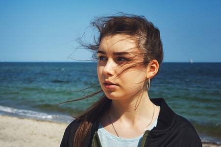 在海上有风的天气中一个年轻女孩的肖像