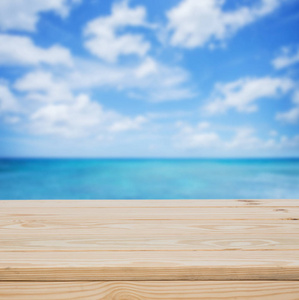 木桌上有蓝色的大海背景