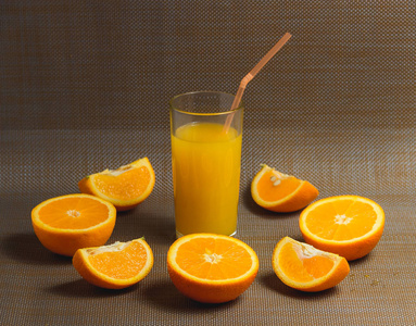 在黑暗的背景下切片橙汁和果汁饮料。健康理念