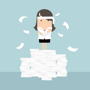 女商人站在文书工作的载体照片