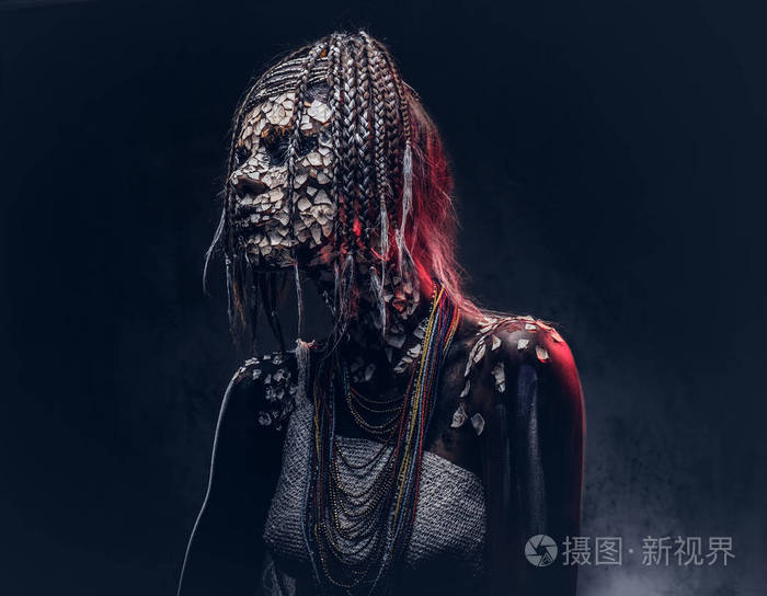 一个来自非洲原住民部落的女巫的特写肖像, 穿着传统服装.化妆的概念.