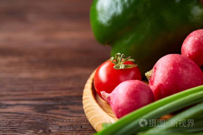 蔬菜木盘子在乡村的木质沙拉上, 特写, 选择性聚焦