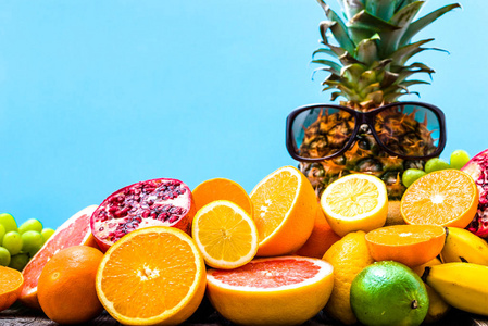 香蕉和一堆桔子, 多汁, 新鲜的果子的种类各种各样的异国水果照片