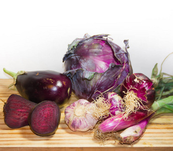 白色背景的紫色蔬菜品种