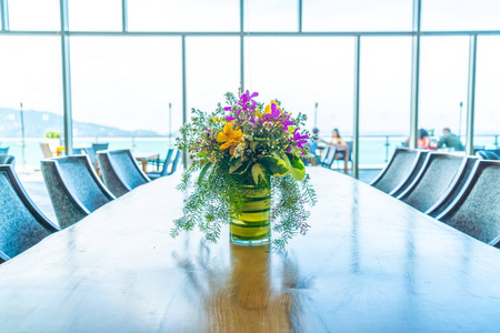 餐桌上花瓶花
