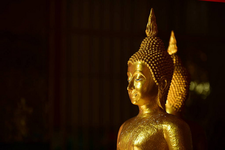 金色佛像的形象。在泰国 Pothit 的佛经中崇敬