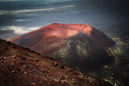 托勒巴契克火山喷发后的锥体