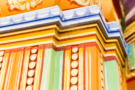 彩色彩色柱子的特写细节印度的印度寺庙, 泰米尔纳德邦, 印第安神庙
