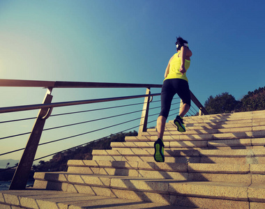 台阶上巨大的波浪打在特内里费岛多岩石的海岸快乐的人在海滩上海边的