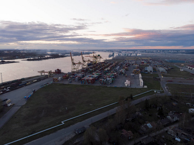 有集装箱的工业港口。运输货物到港口的起重机在出口, 进口业务和物流。国际水运